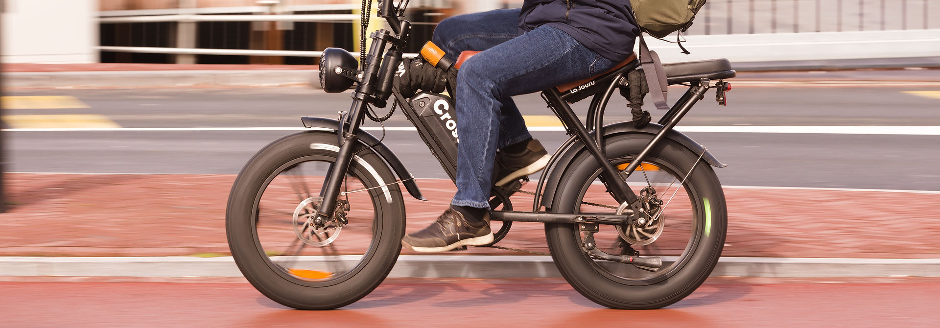 Een fatbike, een lompe elektrische fiets zoeft voorbij