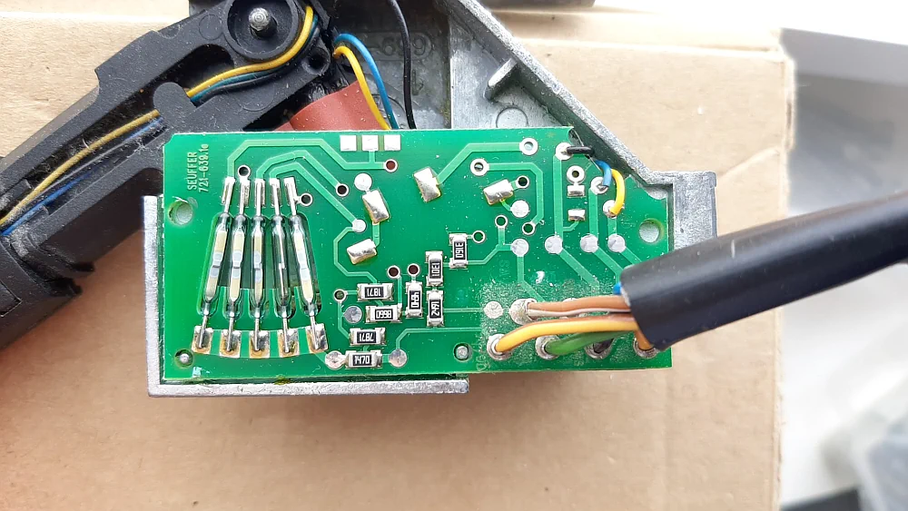 De elektronica binnenin een retarderhendel, een onderdeel van de stuurkolom in een vrachtwagen.  4-5mm grote weerstandjes verbinden meerdere magneet-schakelaartjes ondergebracht in doorzichtige glazen buisjes met elkaar op een printplaatje.