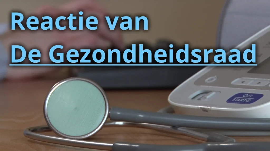 Een stethoscoop (een medisch hulpmiddel) ligt naast een bloeddrukmeter op het bureau van een arts, terwijl onscherp in de achtergrond de dokter een toetsenbord bedient.